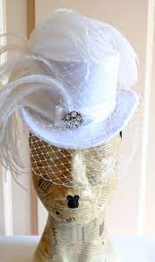 Deviantart More Like Bridal Victorian Mini Top Hat With Veil By Ragdolliesmadhouse Viktorianskie Shlyapy Sumasshedshie Shlyapy Svadebnye Golovnye Ubory