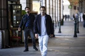 Elio masantonio, un investigatore dal passato misterioso e dalla misteriosa qualifica, viene messo dal prefetto di genova alla guida di una piccola task force per risolvere casi di persone scomparse. Bdwyixm0sqpsam