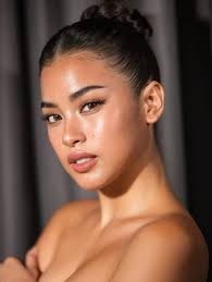 Gacha Filipino editors discussion about a picture or video post