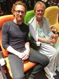 Наиболее известен по фильмам «полночь в париже» (2011). Tom Hiddleston Twhiddleston Twitter