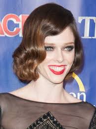 29 gorgeous medium layered hairstyles for any kind of occasion. Celebrity Hair Trend 1920s Hairstyles