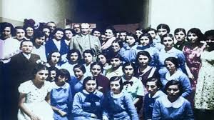 Bursa'da kendisini karşılayan çocuklara hitaben söylenmiştir.küçük hanımlar, küçük beyler!sizler hepiniz geleceğin bir gülü, yıldızı, geleceğin ışığısınız. Jaydnrbvsqi M