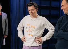 Harry Styles Has Been Wearing A Lot Of Pearls Lately In 2020 Harry Styles Clothes Harry Styles Style