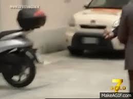 Alla cerimonia del varo dei calendari per la stagione 2012/13 il presidente del napoli aurelio de laurentiis è apparso molto. De Laurentis Show Prima Impreca Siete Delle Merde E Poi Va Via In Scooter Senza Casco On Make A Gif