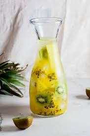 Pineapple Kiwi And Passion Fruit Flavored Water Recette Eau Aromatisee Recettes A Base D Eau Eau Infusee Aux Fruits