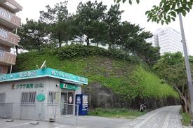 シュガーローフの名残り（慶良間チージ） 沖縄県那覇市おもろまち - 墳丘からの眺め