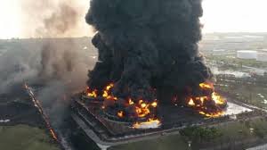 Kesaksian warga saat kilang minyak pertamina di balongan meledak dan terbakar, rasakan getaran hebat hingga dinding rumah retak. Fxejvfzrkyiypm