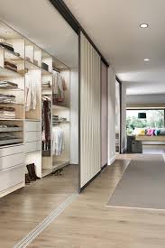 Die Perfekte Ankleide Fur Sie Mit Eleganten Schiebeturen Von Cabinet Einbauschrank Begehbarer Kleiderschrank Ankleideraum Design