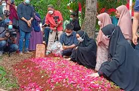 Baginya, kepergian sang ayah adalah mimpi buruk. Xdnytdbjjm1gkm