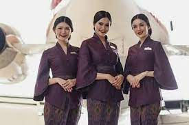 Seragam pramugari terdiri dari atasan dan bawahan rok panjang dengan corak yang sama. Best Photos Of Indonesian Flight Attendants And Various Colors From Various Airlines
