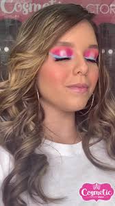 Nuestra Glam by Yay ✨ Nos muestra un eyelook super colorido 🌈 , ¿Cuantas  de ustedes optan por utilizar delineados negros? 💋, 🌸 Quisimos irnos por  algo más divertido 🤩 y utilizar nuestros Neon water ...