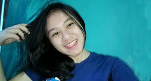 Foto model hijab yang tomboys cantik dengan rok plisket dan aket kulit warna hitam. Gambar Cewek Cantik