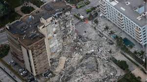 En esta imagen tomada de un video, servicios de emergencia llegan al lugar donde se derrumbó parte de un edificio en surfside, miami, florida, el jueves 24 de junio de 2021. Pebrkf181yzdim