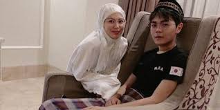 Salam maghrib semua yuk ikut program amal ayana ! Momen Kebersamaan Ayana Moon Dan Adik Yang Jadi Muallaf Pertama Kali Puasa Bareng Merdeka Com