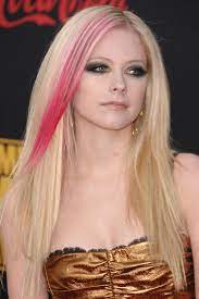 Avril lavigne really had all of transporting back to the early 2000s this week. Avril Lavigne Straight Golden Blonde Streak Hairstyle Steal Her Style