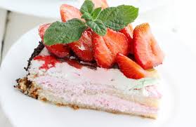 Vector template with a round cake with strawberries stylized as chalk drawing on chalkboard.design for a restaurant, cafe or bar. 3 Underbara Sommartartor Till Sommarfesten Fira Fest