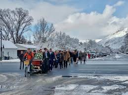 Mourners have watched her coffin pass through the streets. 📌 MORE ...
