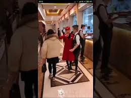 .restoran mengantarkan makanan dan kiriman yang dipesan oleh pelanggan dengan menggunakan sepatu roda. Viral Pelayan Yang Menggunakan Sepatu Roda Hebat Sekali Dan Tidak Jatuh Youtube