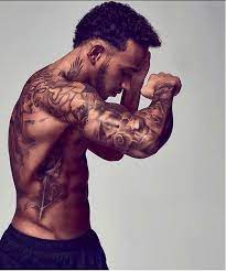 Lewis hamilton shows off his latest tattoos. Vettel Verhext Die Geheimnisse Hinter Dem Neuen Hamilton Tattoo Express De