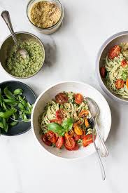 Zucchini Noodles W Basil Pesto Roasted Cherry Tomatoes Walnut Parmesan Recette Tomates Cerises Roties Tomates Cerises Nouilles Aux Courgettes