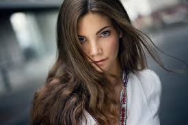 blue eyes, Sophie Breidenstein, women outdoors, brunette, Martin Kühn,  fall, model, long hair, women, bench, Sophie, portrait, sweater, freckles,  HD Wallpaper