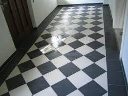 Schachbrettmuster Aus Scharzen Und Weissen Bodenfliesen Von Werner Rauh Fliesenleger In Schwarzenbach 95126 Fliesenleg Bodenfliesen Fliesen Landhaus Fliesen