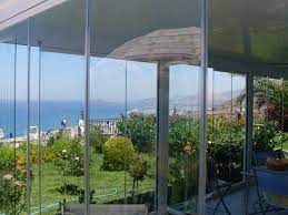 Koyu renkleri camlar gündüzleri balkonun içinin fazla görünmemesi amacı ile de kullanılmaktadır. Cam Balkon Mu Panjur Mu Melek Kadinlar Kulubu