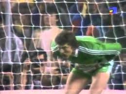 Keeper helmuth duckadam, der alle vier elfmeter der spanier hält. Legenden Helmuth Duckadam Schweissperlen