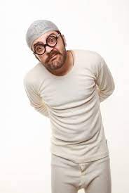 İnsanların yanında salata, salatalık, havuç yedim ve yerken ağzımı. Sahin Irmak Uludag Sozluk