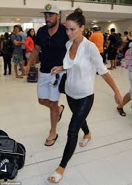 Jodi And Braith Anasta Rush Through Sydney Airport Celebrity Fashion Looks Celebrity Fashion Trends Fashion