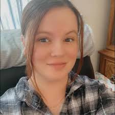 How to avoid weaving in yarn ends when changing colors in a beanie?