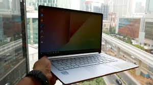 Salah satu buktinya adalah hadirnya layar 14 inchi yang mampu menghadirkan. Review Asus Vivobook Ultra K403fa Laptop Tangguh Dan Tipis Untuk Yang Dinamis Gizmologi