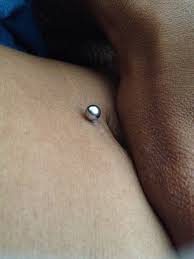 Please Ignore My Hairy Stomach Lol Three Weeks Into My Piercing And I M Seeing Crust And I Also Have A Dark Brown Circle O Navel Piercing Piercing Brown Skin