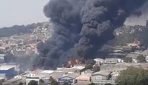 Um incêndio consome desde as 4 horas de hoje uma fábrica de plásticos de barueri, na grande são paulo. Pu3pttkf8rrikm
