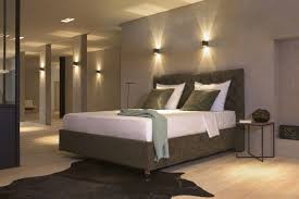 Gemutliches Ambiente Durch Warmes Licht Und Das Einladende Bett In Hunderten Stoffen Ledern Und Farbvarianten Erhaltlich Custommad Bett Boxspringbett Wohnen