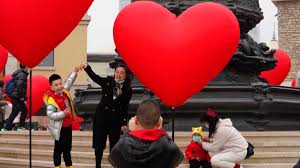 中国女性抗拒催婚催育：“服服帖帖、老老实实生孩子”言论激起众怒