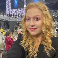 Amanda Hemphill's Instagram, Twitter & Facebook