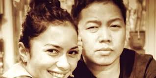 10 Momen Kehangatan Ade Sechan dan Sandhy Sondoro