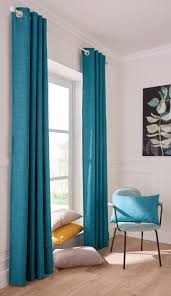 De Longs Rideaux Turquoises Apportent Couleur Et Gaiete A Une Piece Aux Murs Blancs Castorama Inspiration Decoration Deco Salon Cosy Meuble Deco Rideaux