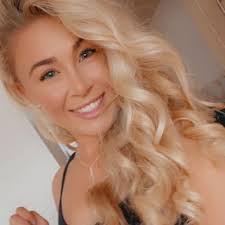 Leanna Bell's Instagram, Twitter & Facebook