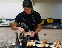 Ada beberapa teknik yang diperlukan untuk mengolah makanan agar dihasilkan produk makanan dengan citarasa yang sesuai dengan. 10 Pesona Chef Renatta Moeloek Saat Kenakan Apron Kece Maksimal