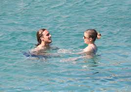 Ο στέφανος τσιτσιπάς, σε συνέντευξή του στο περιοδικό down town, μεταξύ άλλων, αναφέρθηκε και στην προσωπική. Stefanos Tsitsipas 8eodwra Petalas Paixnidia Stis 8alasses Ths Mykonoy Gia To Erwteymeno Zeygari Fwtografies Patrisnews Efhmerida Patris Hleias