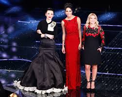 Sanremo quest'anno sarà ricordato anche per le unghie di arisa della prima serata: Sanremo Terza Serata Per Emma Rocio E Arisa Rosso E Nero E Non Solo Moda