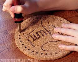 Diy Burned Ikea Cork Trivets Cheap Easy Ikea Hack Burned Cheap Cork Diy Easy Hack Ikea Holzofen Handwerk Diy Weinflasche Holz Gravieren Vorlagen