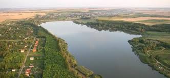 A tónál öltöző és számos öltözőszekrény áll a rendelkezésünkre, a gyerekek pedig biztosan szeretni fogják a strand területén található játszóteret. Banki To Haldorado Horgasz Aruhaz