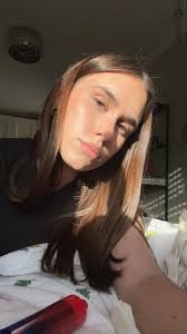 Hello, my name is Rosanna, and I am 19 years old. I am Dutch and am  currently living in Amsterdam and going into my second year at UvA, where I  study economics.