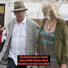 Escucha el podcast Rocking Romance: A Look Back at Neil Young & Daryl Hannah's  Low-Key Love Affair