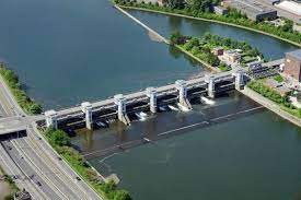 Train sur le pont sur le canal de monsin, gagnant l'île. Bam Starts Monsin Dam Refurbishment Liege Belgium Koninklijke Bam Groep Royal Bam Group