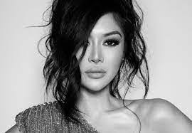 Lolita Dampier's Instagram, Twitter & Facebook