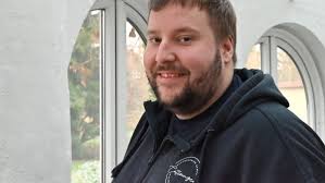 Andreas giver tilbage til hjembyen 13 år efter flytning